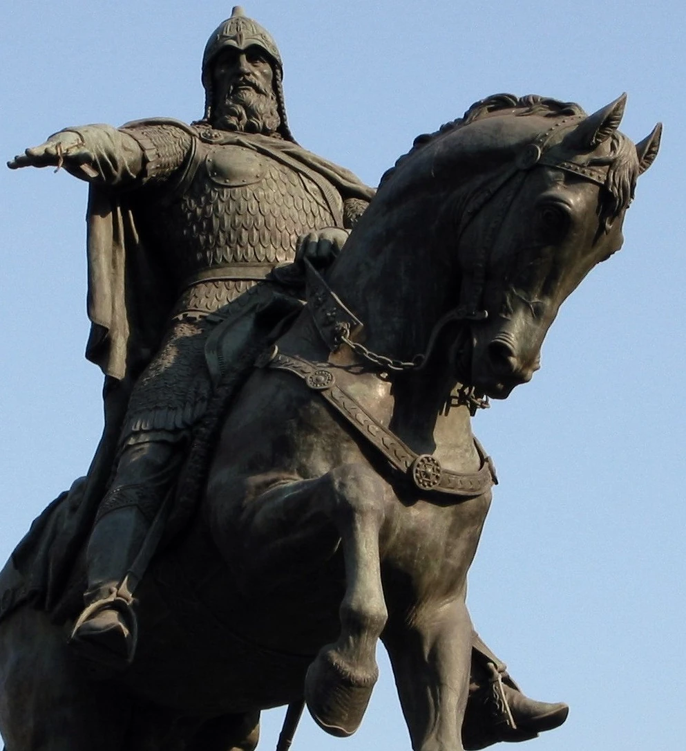 Памятник Юрию Долгорукому, князю Ростово-Суздальской земли и основателю Москвы.