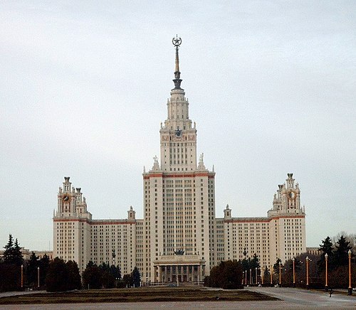 Главное здание МГУ на Воробьёвых горах как пример сталинской высотки в послевоенной Москве