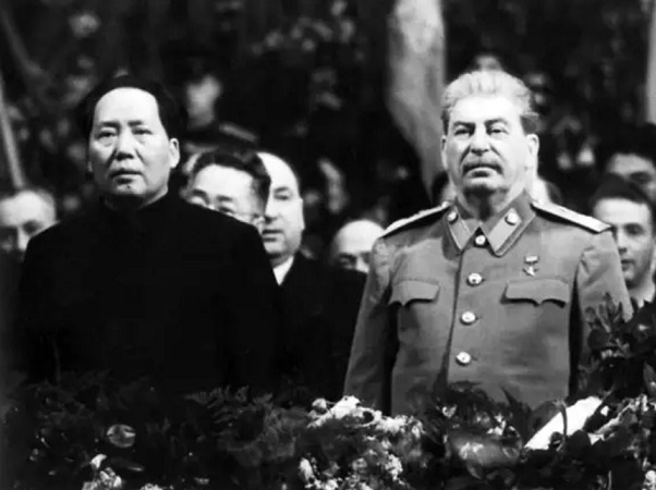 Мао Цзэдун и Сталин как символ союза КНР и СССР в первые годы социалистических реформ.