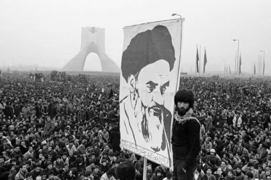 Участники исламской революции в Иране во время массовых протестов против власти шаха.