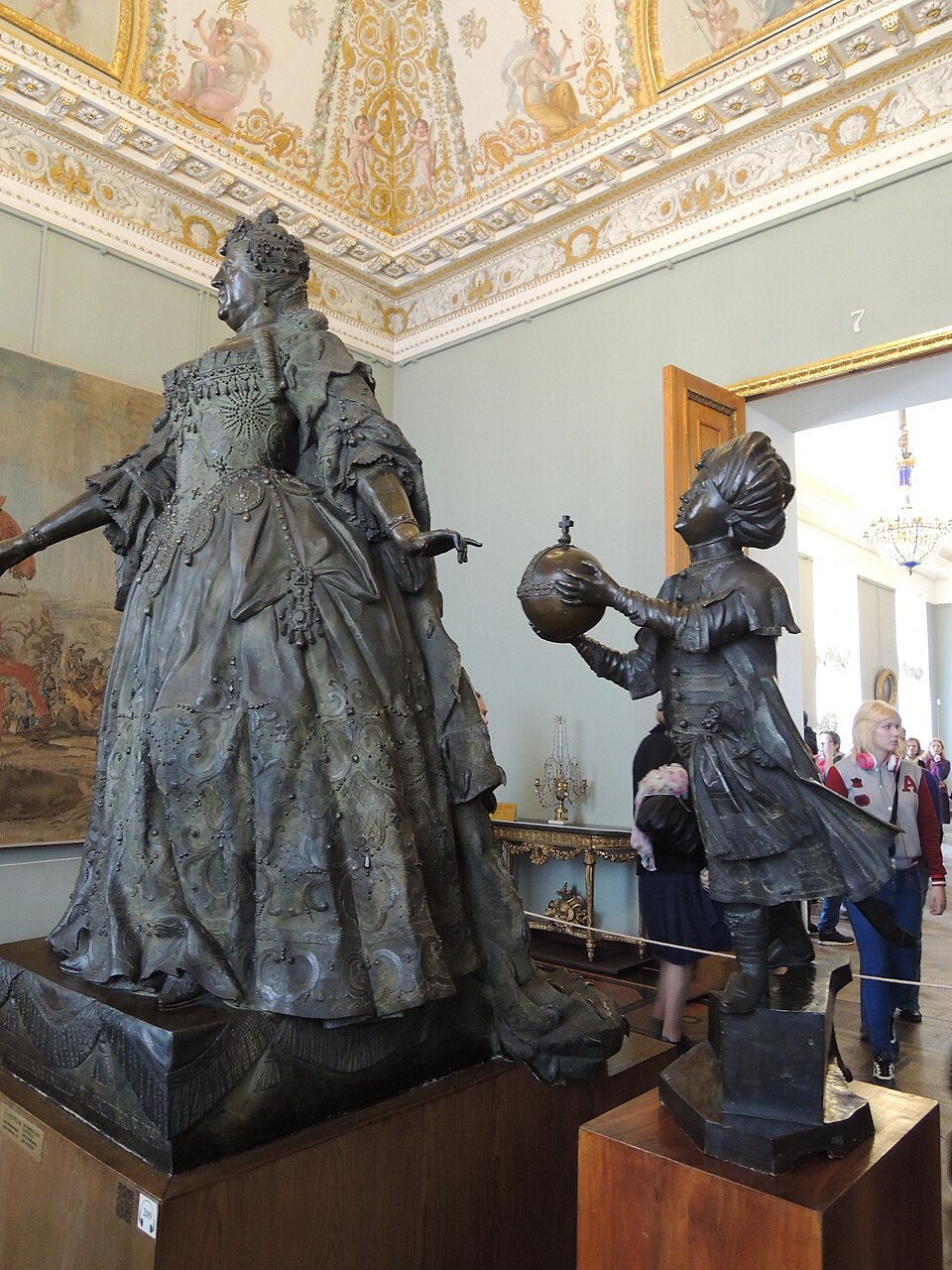 Фото скульптуры Анны Иоанновны с арапчонком. Источник: https://commons.wikimedia.org/wiki/File:Anna_Ioannovna_with_negro_boy_by_C._Rastrelli_(1741,_GRM)_by_shakko_02.JPG