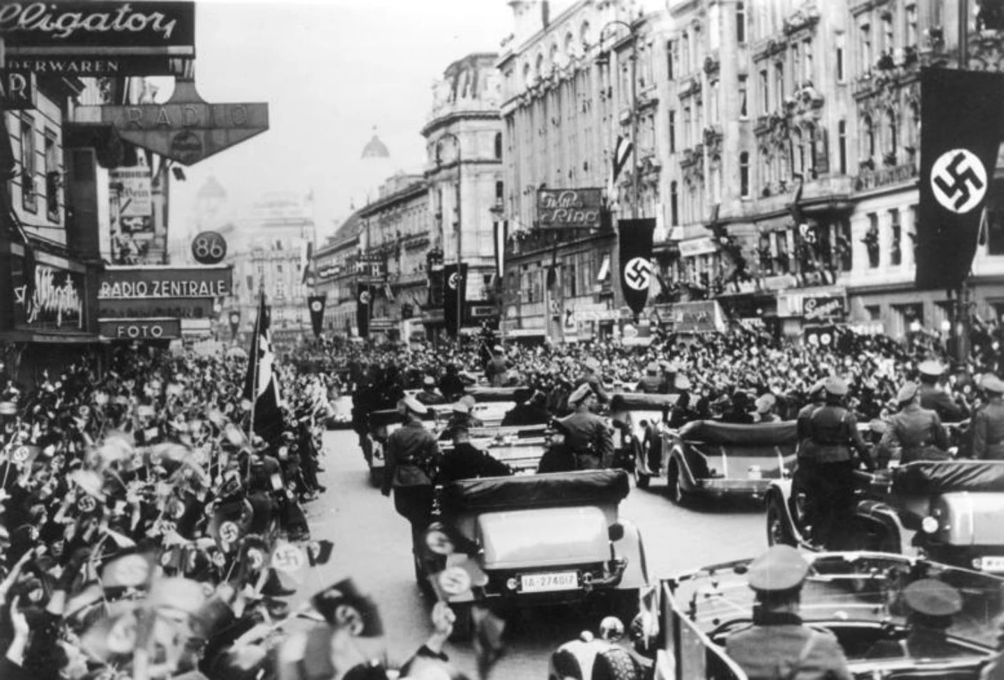 Вход немецких войск в Австрию во время аншлюса 1938 года и нарастания агрессии рейха.