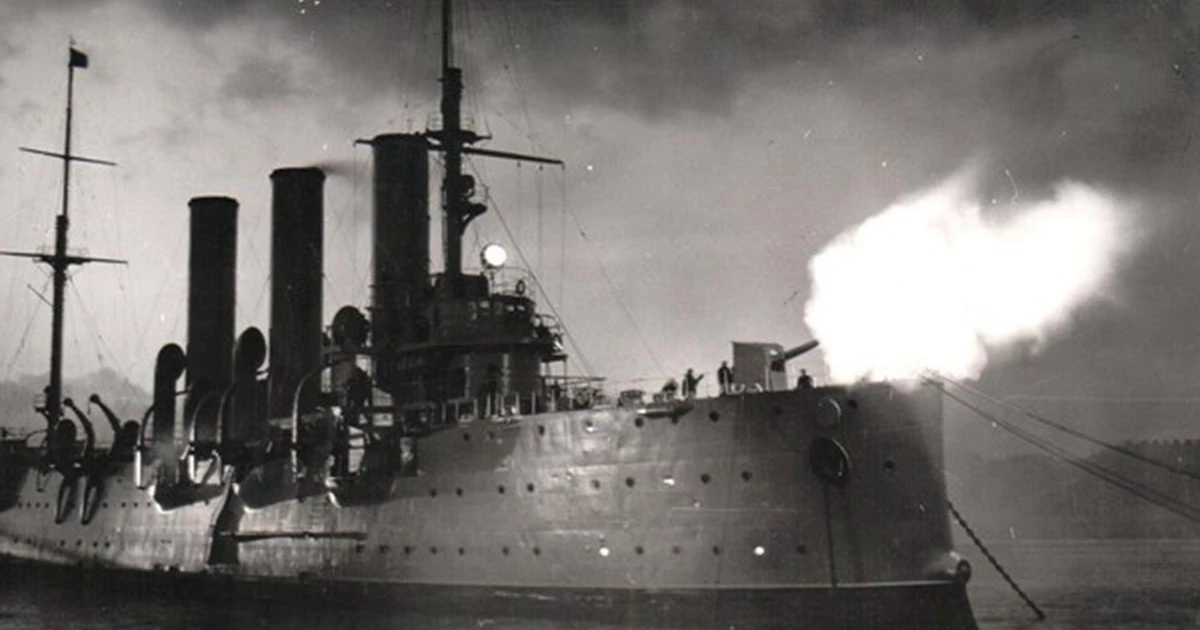 Выстрел крейсера «Аврора» как сигнал к штурму Зимнего дворца в Октябре 1917 года.