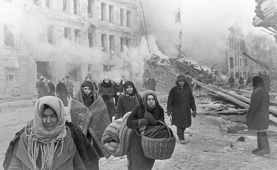 Жители блокадного Ленинграда выходят из бомбоубежища после артобстрела города.
