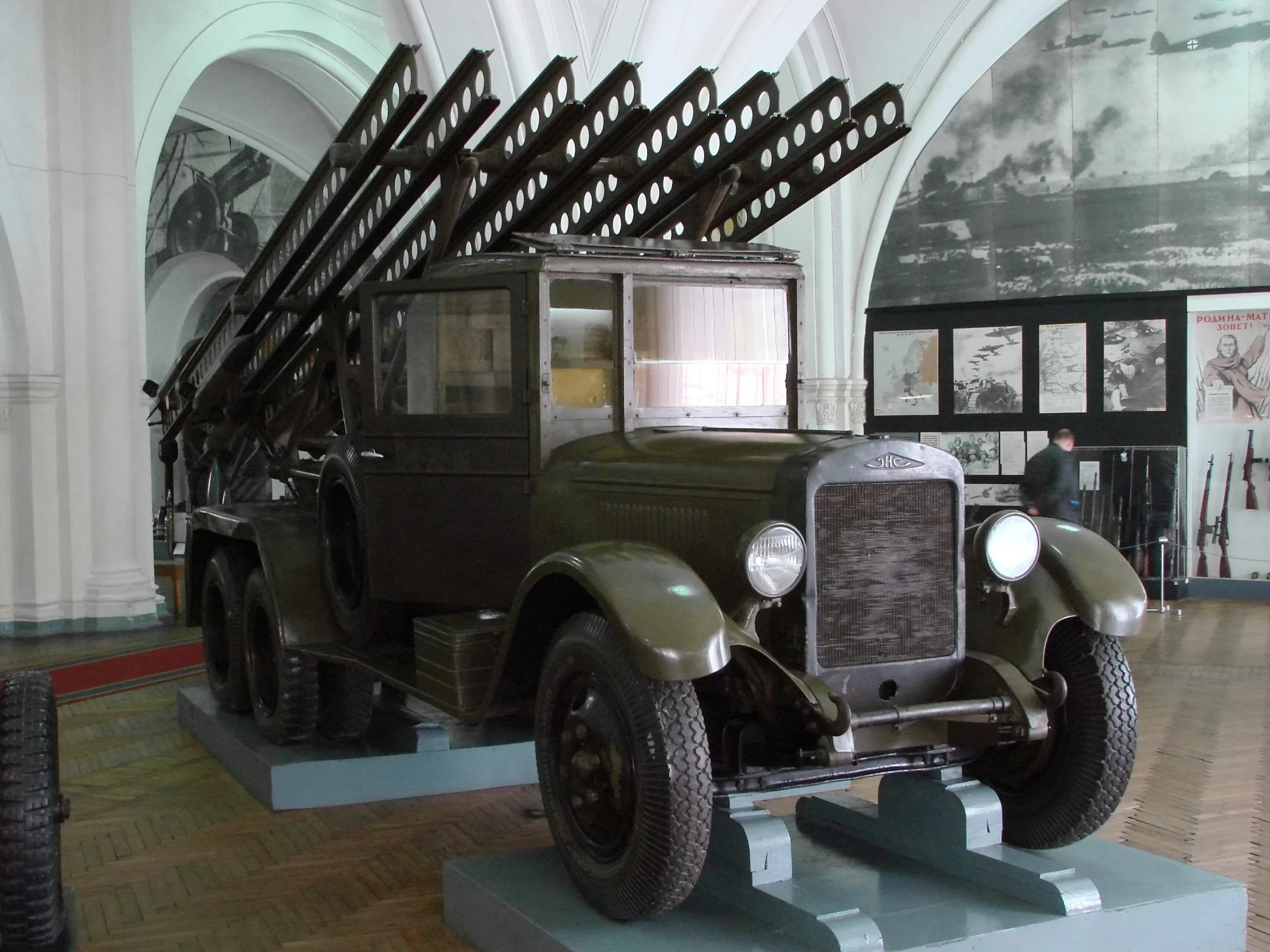 БМ-13-16 «Катюша» в ВИМАИВиВС, Санкт-Петербург.