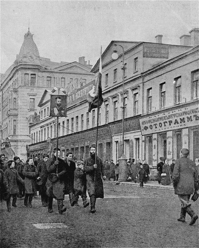 Марш черносотенцев на Тверской улице в Москве во время революции 1905 года.