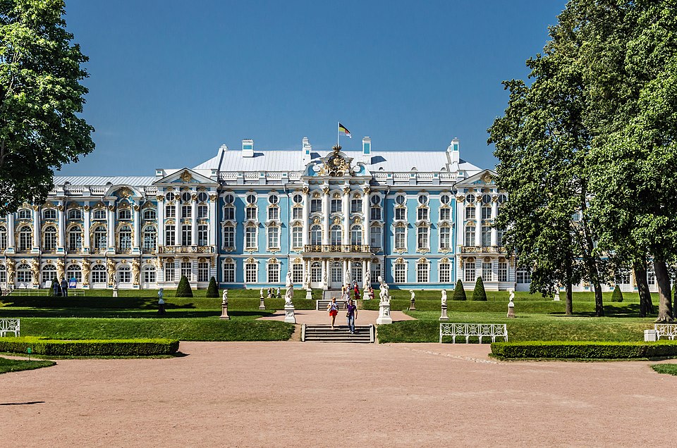 Фото Екатерининского дворца в Царском Селе. Источник: https://commons.wikimedia.org/wiki/File:Catherine_Palace_in_Tsarskoe_Selo_02.jpg