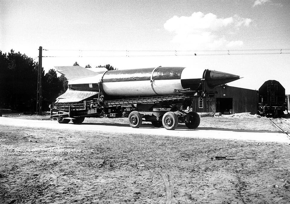 Немецкая ракета Фау-2 как оружие возмездия для ударов по Лондону и Антверпену.