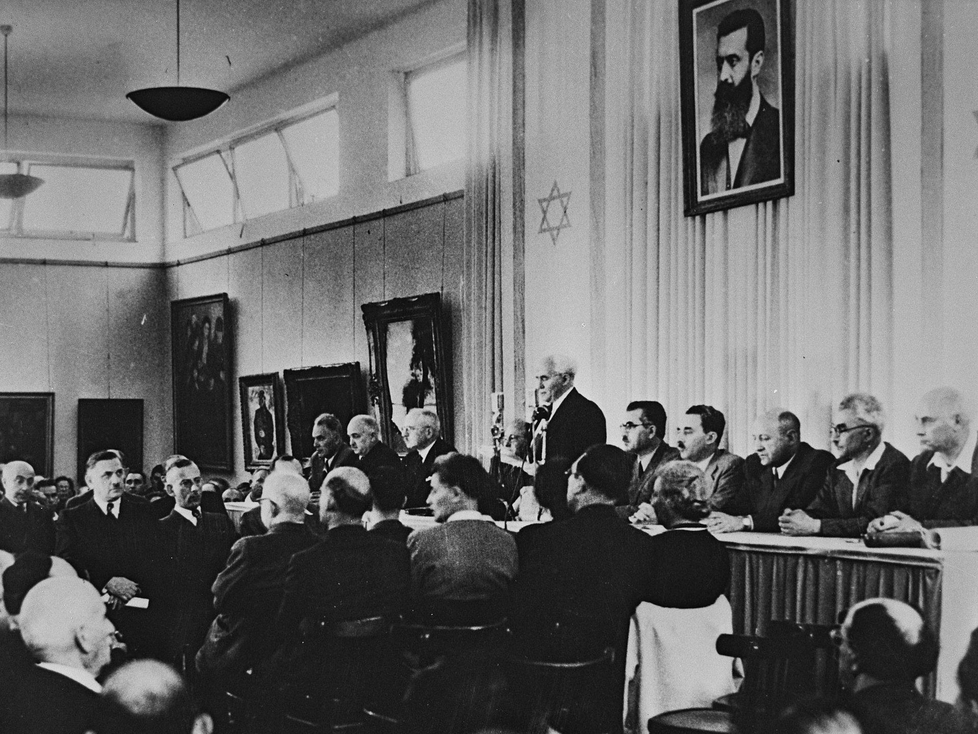 Д. Бен-Гурион зачитывает Декларацию независимости Израиля при создании нового государства.