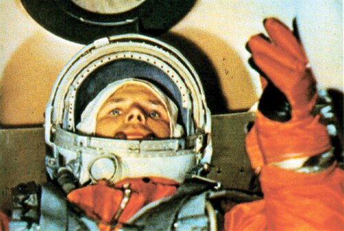 Юрий Гагарин перед стартом корабля Восток-1, первый полёт человека в космос.