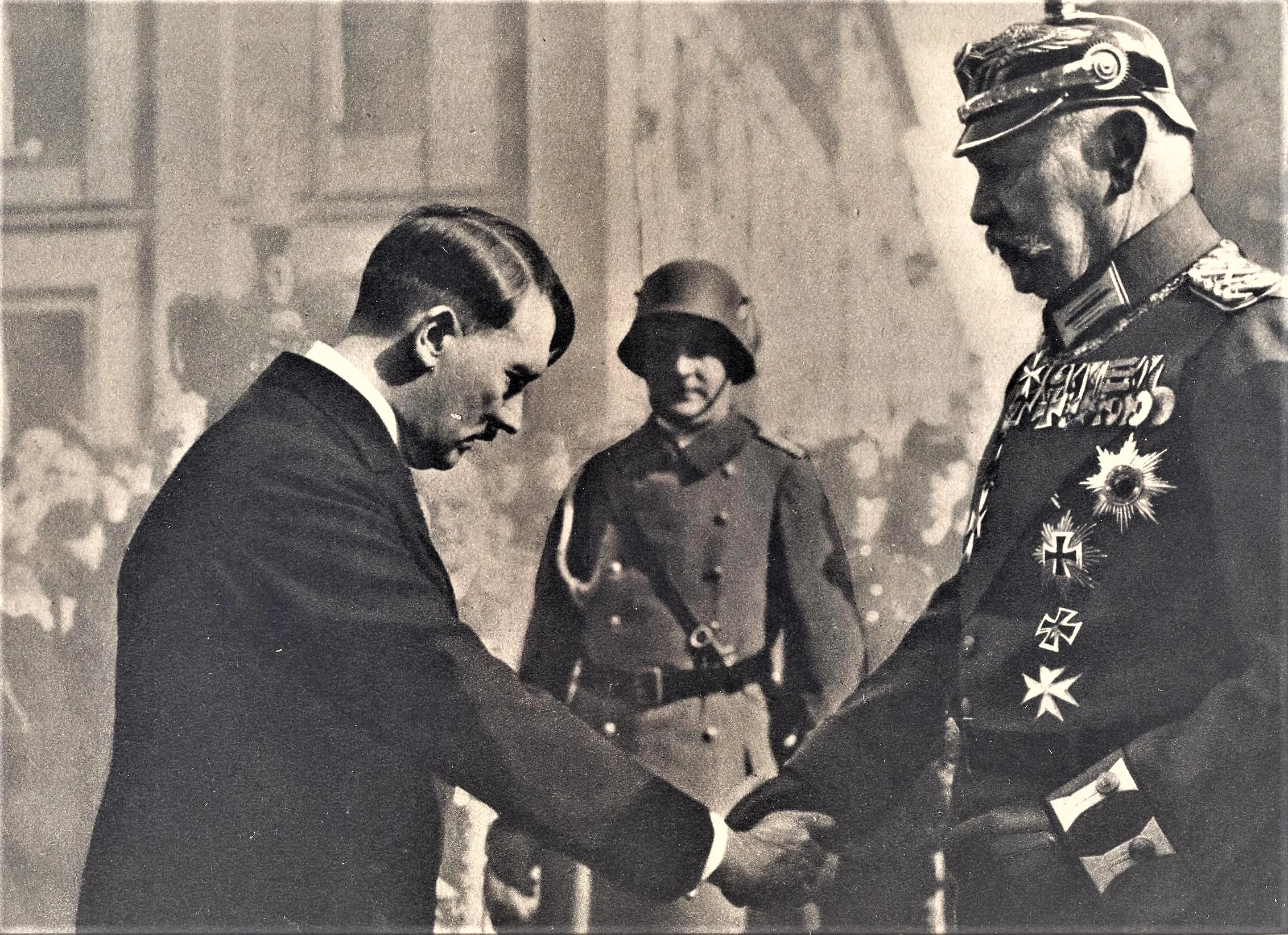 Гитлер и Гинденбург в 1933 году на фоне прихода НСДАП к власти в Германии.