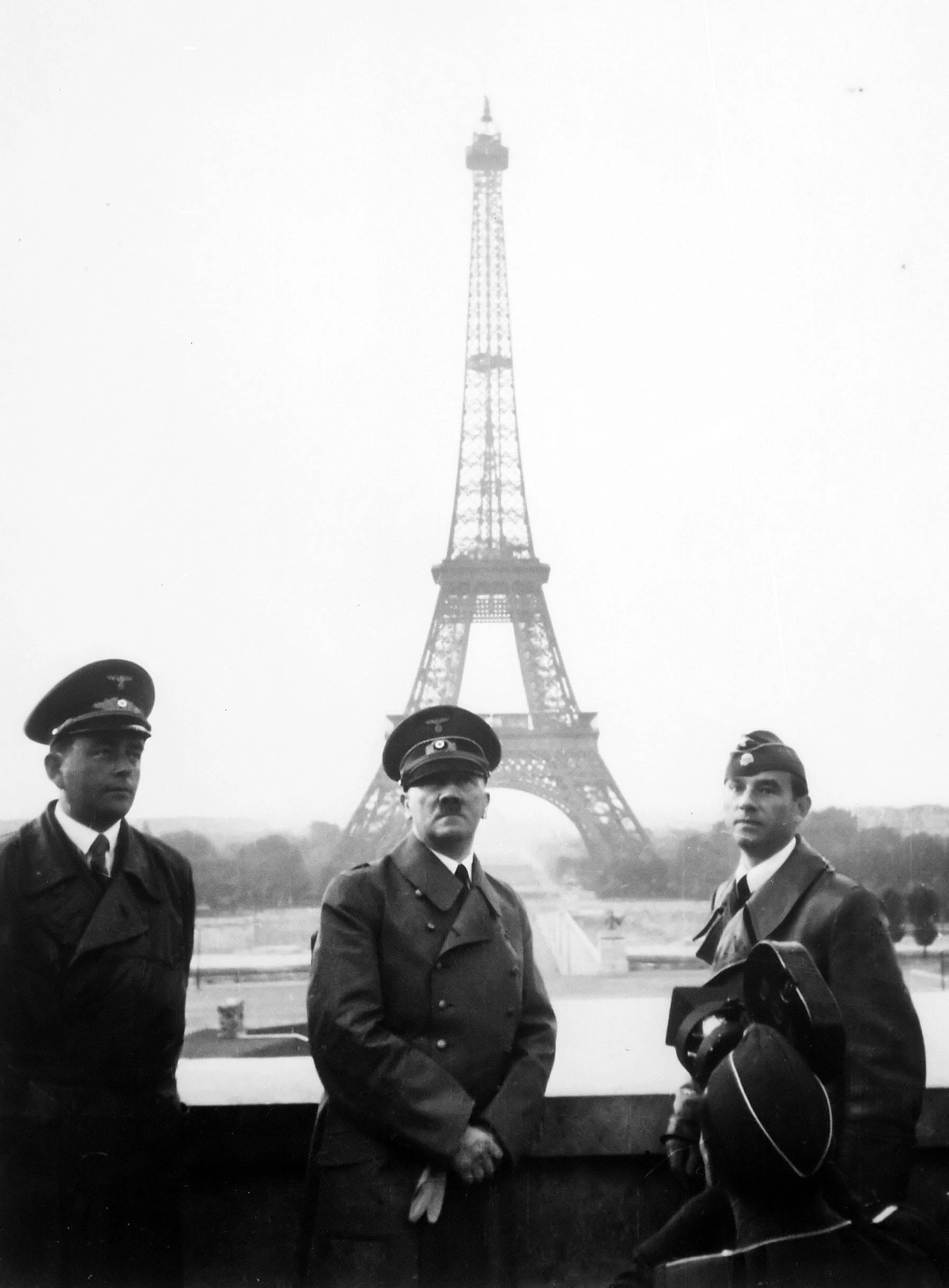 Гитлер в Париже на фоне Эйфелевой башни после оккупации Франции в 1940 году.