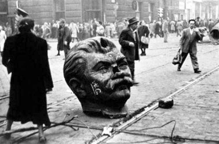 Снесённая голова памятника Сталину как символ венгерского восстания 1956 года.