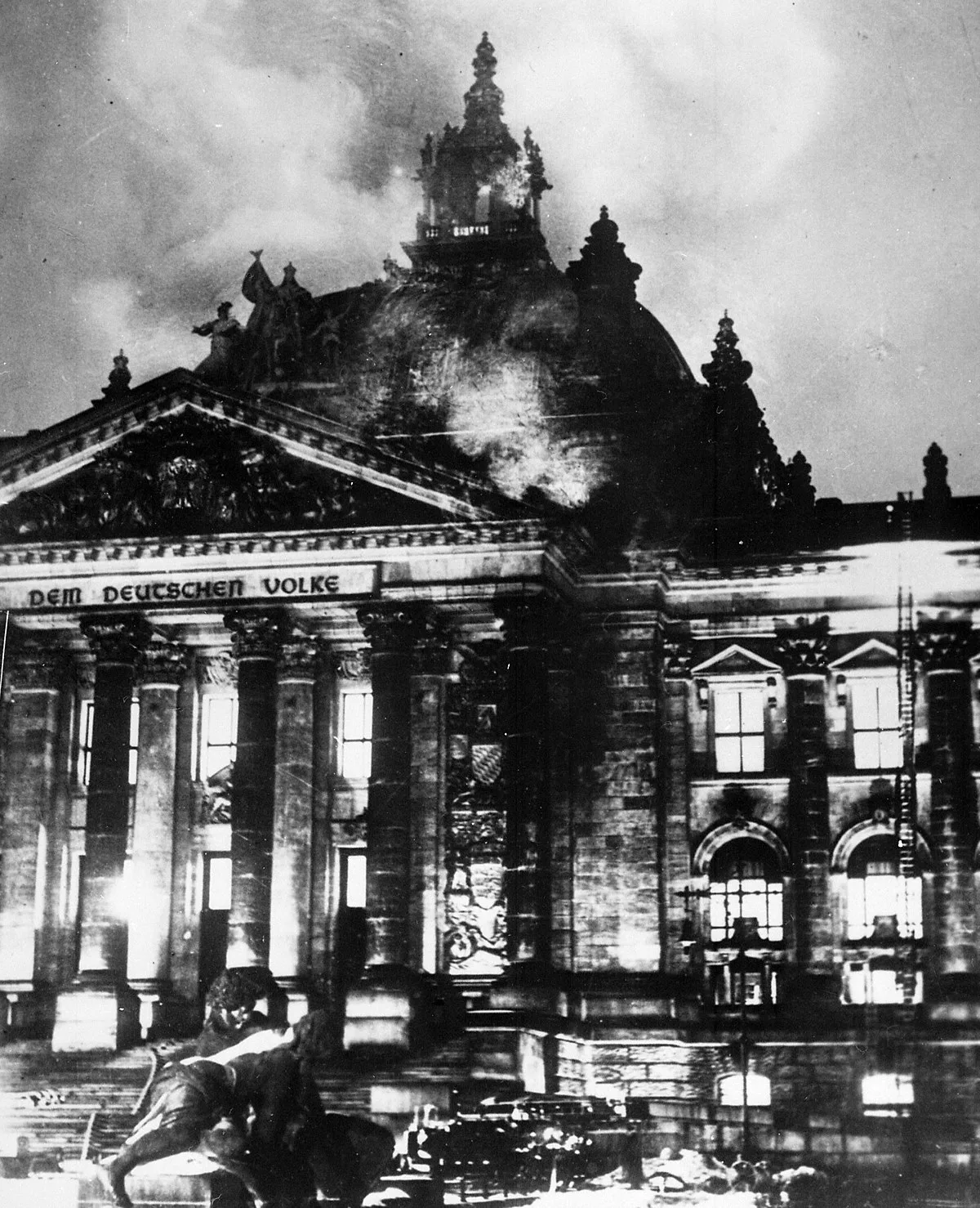 Поджог Рейхстага в 1933 году как повод для террора и установления нацистской диктатуры.