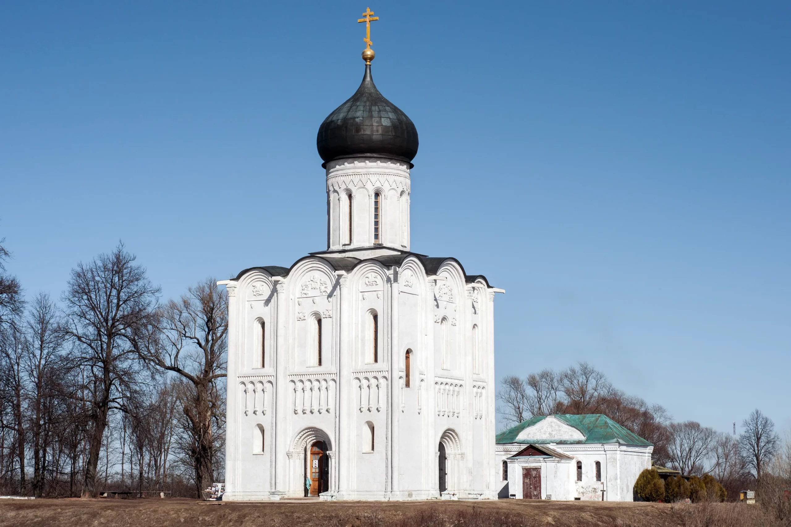 Церковь Покрова на Нерли, белокаменный храм Андрея Боголюбского у воды.