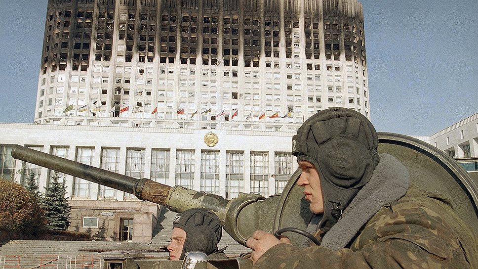 Здание парламента после обстрела в ходе политического кризиса 1993 года в России.