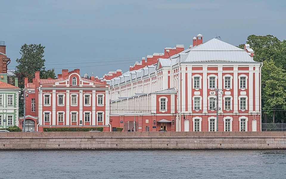 Здание Двенадцати коллегий как символ административных реформ и нового управления при Петре I.
