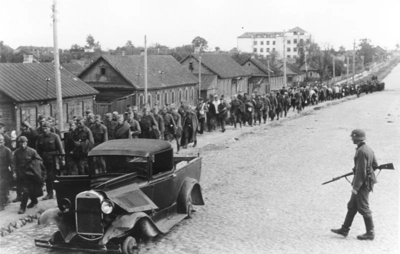 Колонна пленных красноармейцев. Минск, 1941.