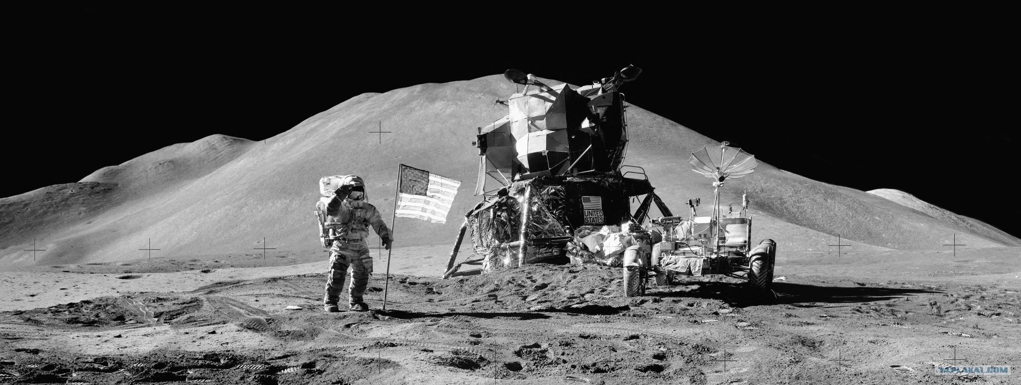Астронавт программы Аполлон на поверхности Луны во время высадки США в космической гонке.
