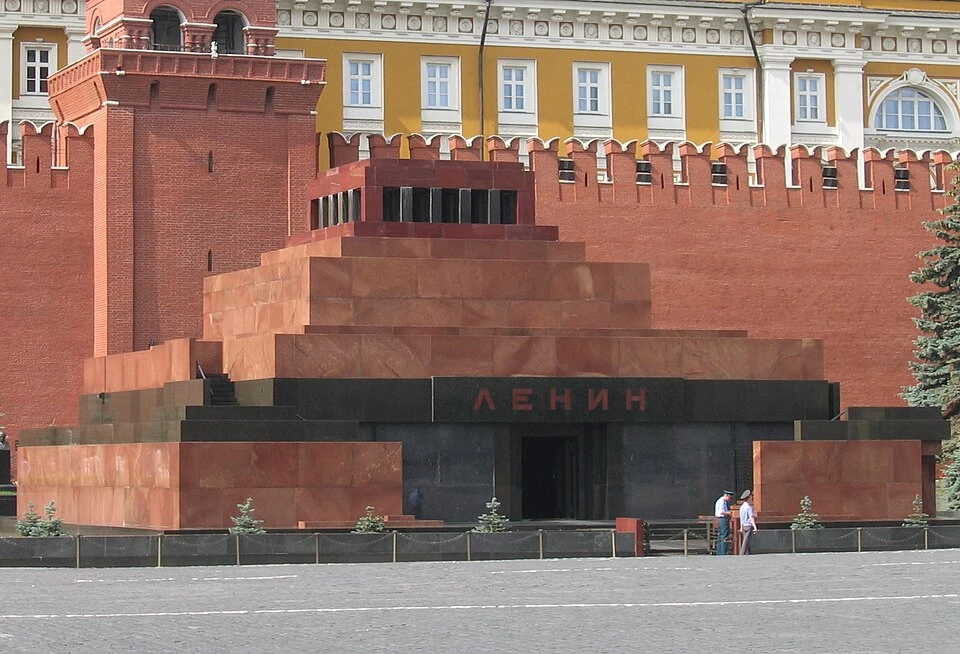 Мавзолей Ленина на Красной площади как символ монументальной архитектуры СССР.