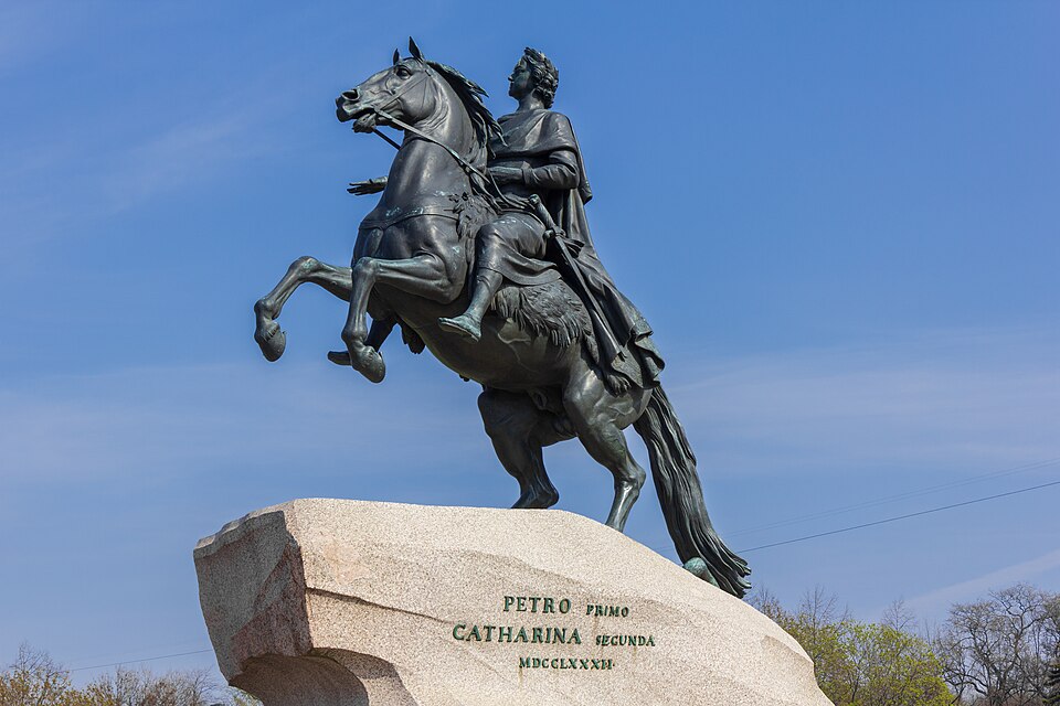 Фото Медного всадника в Санкт-Петербурге. Источник: https://commons.wikimedia.org/wiki/File:Peterhof_Петергоф_Фонтан_Самсон_раздирающий_пасть_льва.jpg