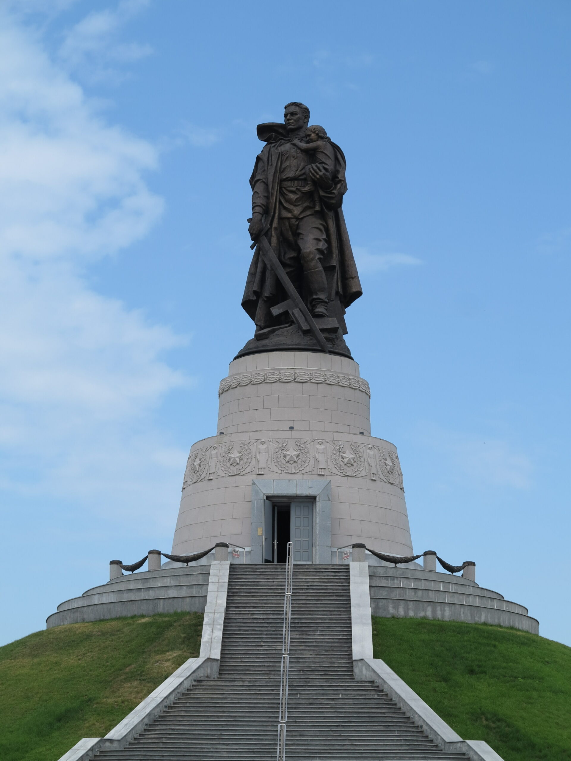Мемориал воину-освободителю в Кемерово. Источник: https://yandex.ru/maps/org/voinu_osvoboditelyu/199849256899/