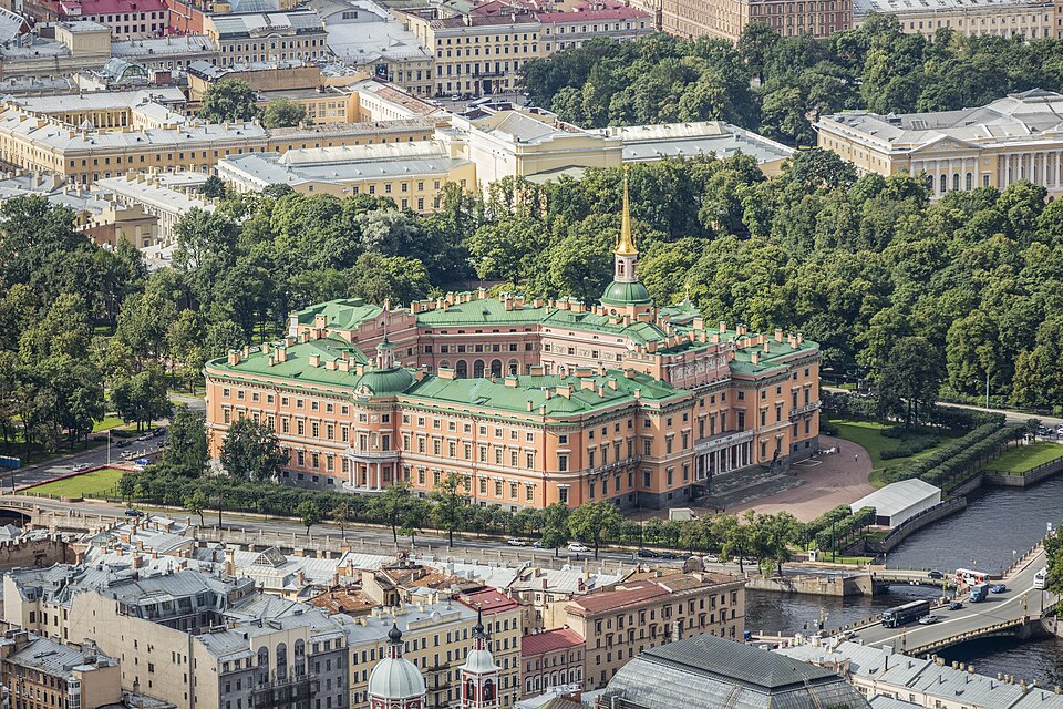Фото Михайловского замка в Санкт-Петербурге. Источник: https://commons.wikimedia.org/wiki/File:RUS-2016-Aerial-SPB-St_Michael%27s_Castle_02.jpg