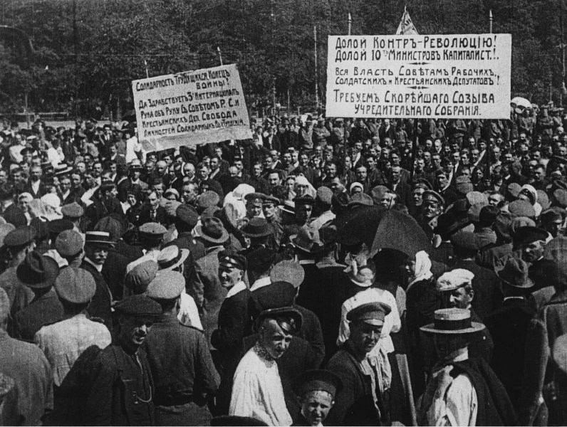 Массовый митинг против Временного правительства в дни Июньского кризиса 1917 года.