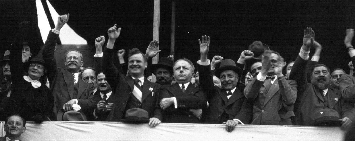 Демонстрация Народного фронта во Франции 1936 года в поддержку антифашистского единства.