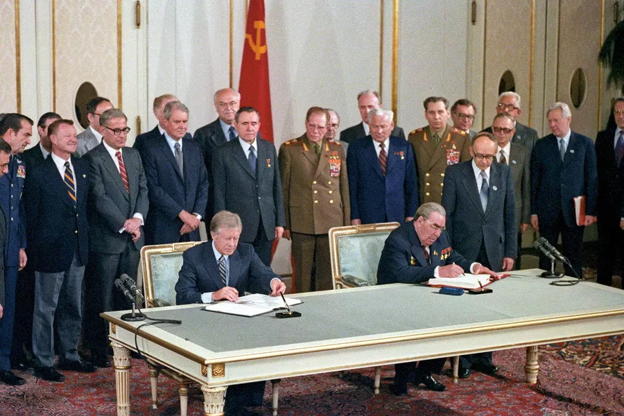 Картер и Брежнев подписывают договор ОСВ-2 в период разрядки и ограничения гонки вооружений.
