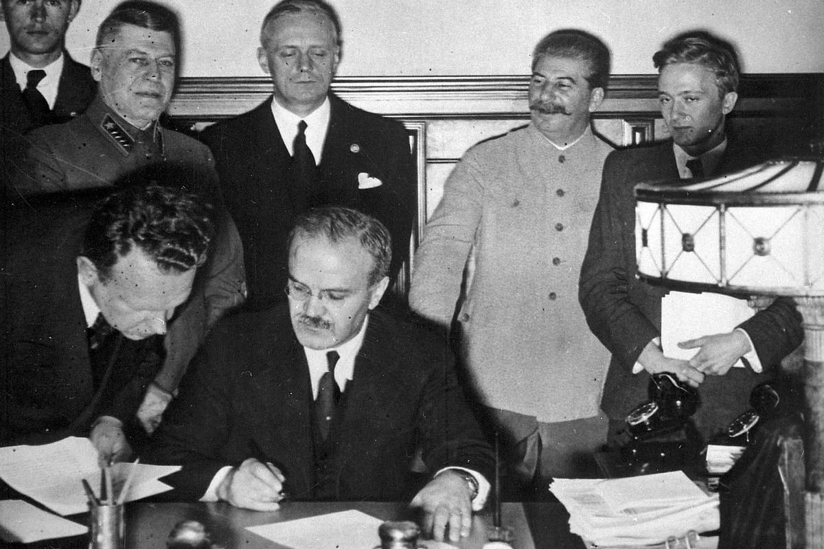 Подписание пакта Молотова — Риббентропа в Москве 23 августа 1939 года.