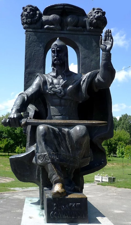 Ярослав Осмомысл на памятнике как правитель Галицкого княжества периода политического подъёма.