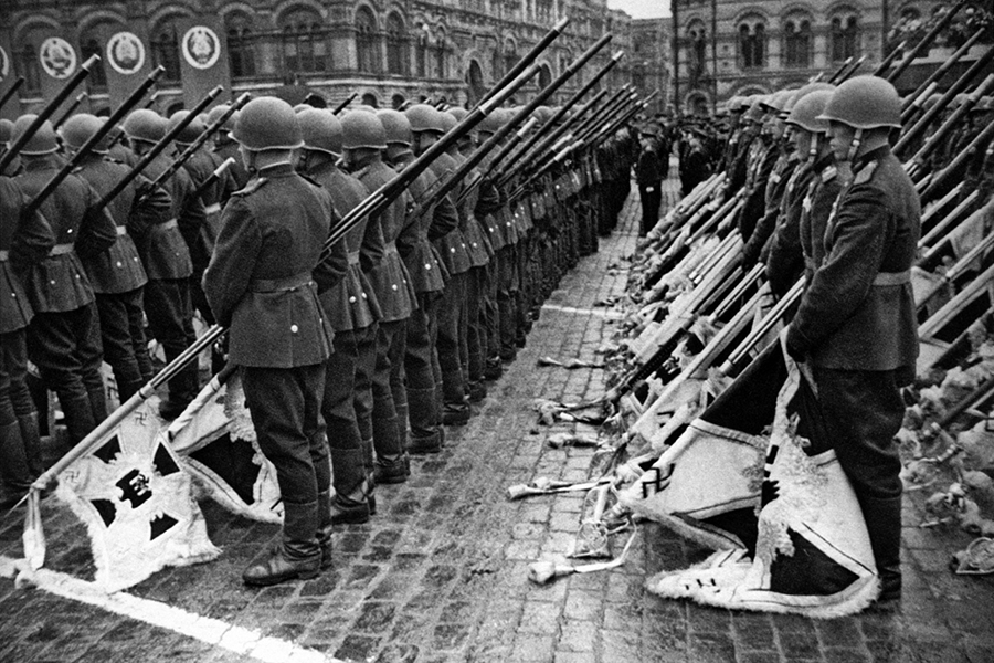 Парад Победы 1945 года на Красной площади как символ авторитета Сталина и победы СССР