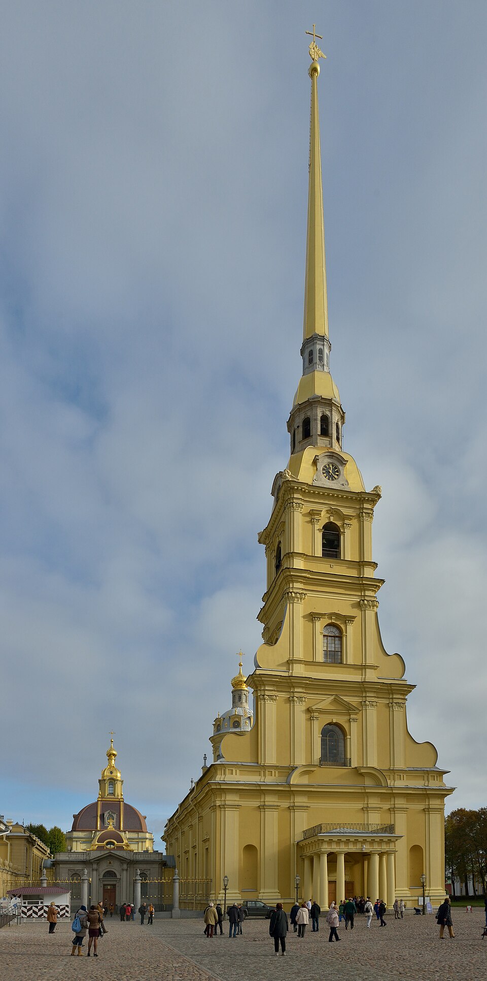 Фото Петропавловского собора в Санкт-Петербурге. Источник: https://commons.wikimedia.org/wiki/File:Saint_Peter_and_Paul_Cathedral_in_Saint_Petersburg_main_facade.jpg