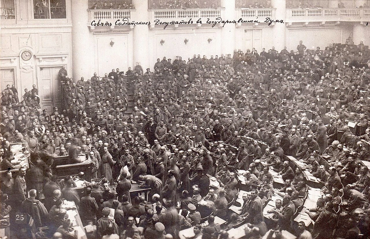 Заседание Петросовета как центра власти Советов в период двоевластия 1917 года.
