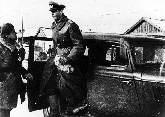 Пленный фельдмаршал Фридрих Паулюс в штабе 64-й армии в Бекетовке.