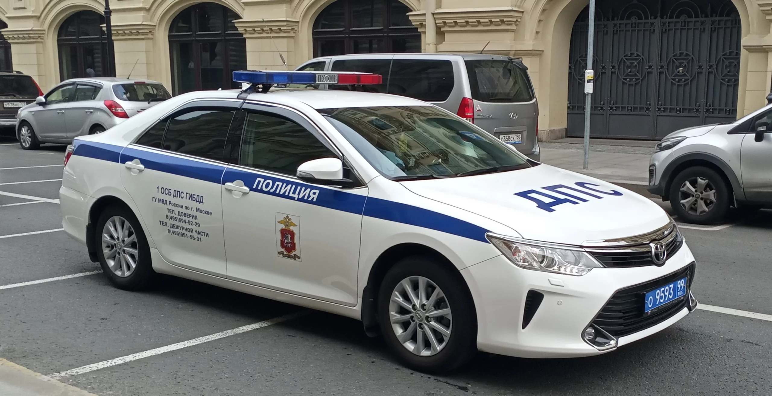 Полицейская машина в Москве как символ реформы МВД и создания полиции в 2011 году.