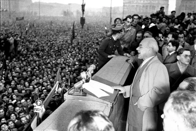 Владислав Гомулка выступает на митинге во время польского кризиса 1956 года.