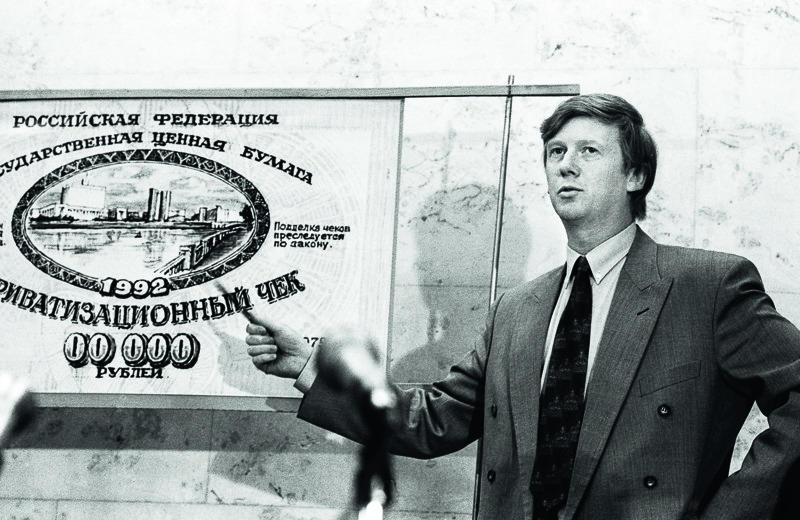 А. Б. Чубайс показывает ваучер в период приватизации государственной собственности.