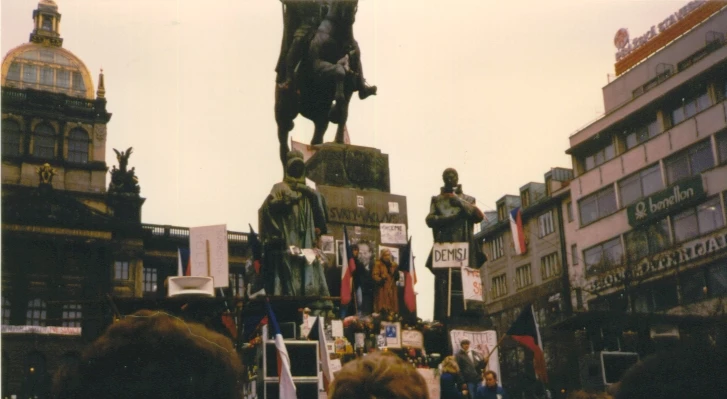 Массовый митинг в Праге во время бархатной революции 1989 года.