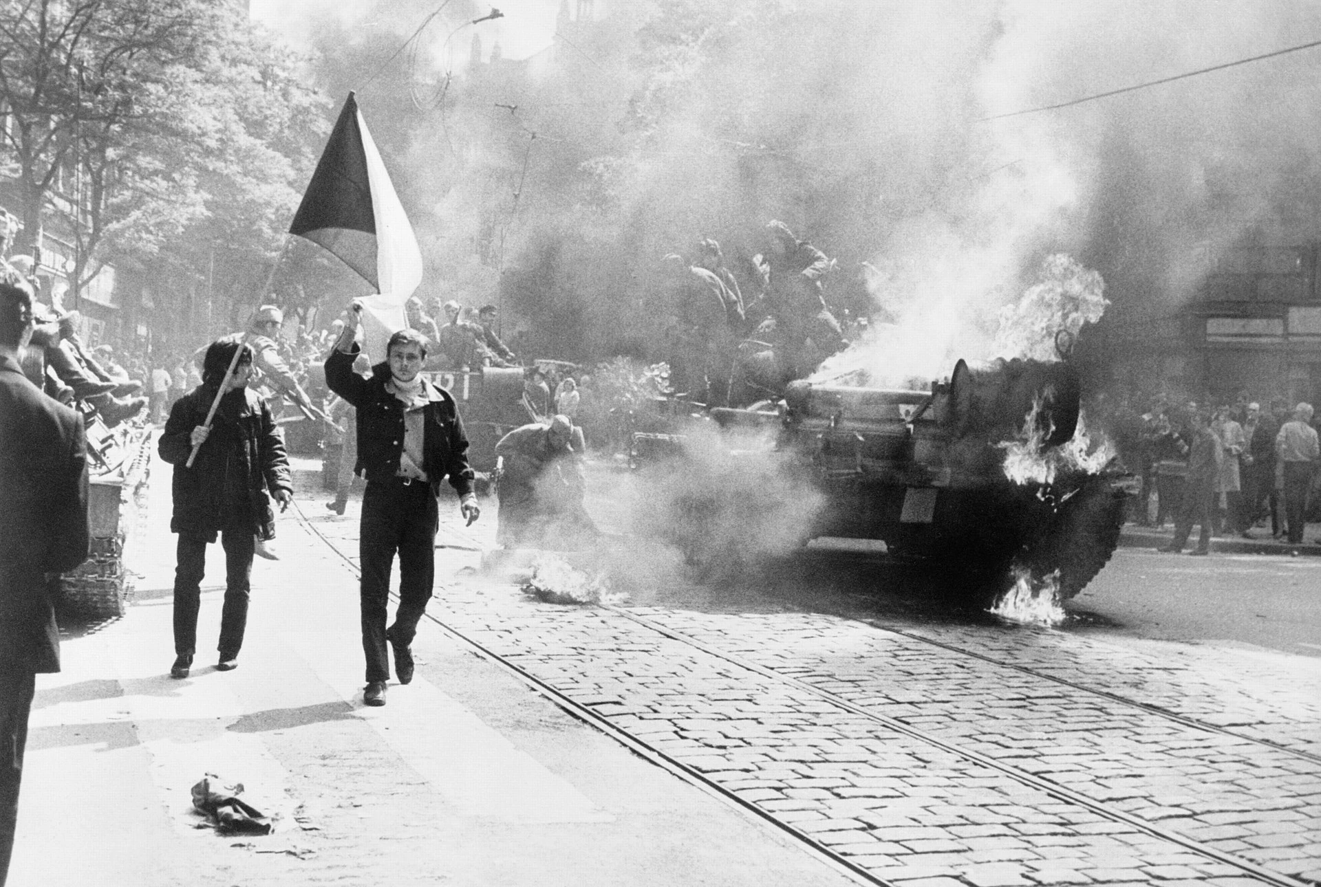 Жители Праги во время событий 1968 года и кризиса Пражской весны.