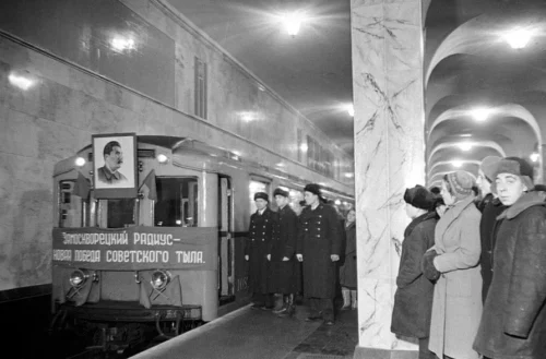 Пробный поезд на станции метро «Завод имени Сталина», 1 января 1943