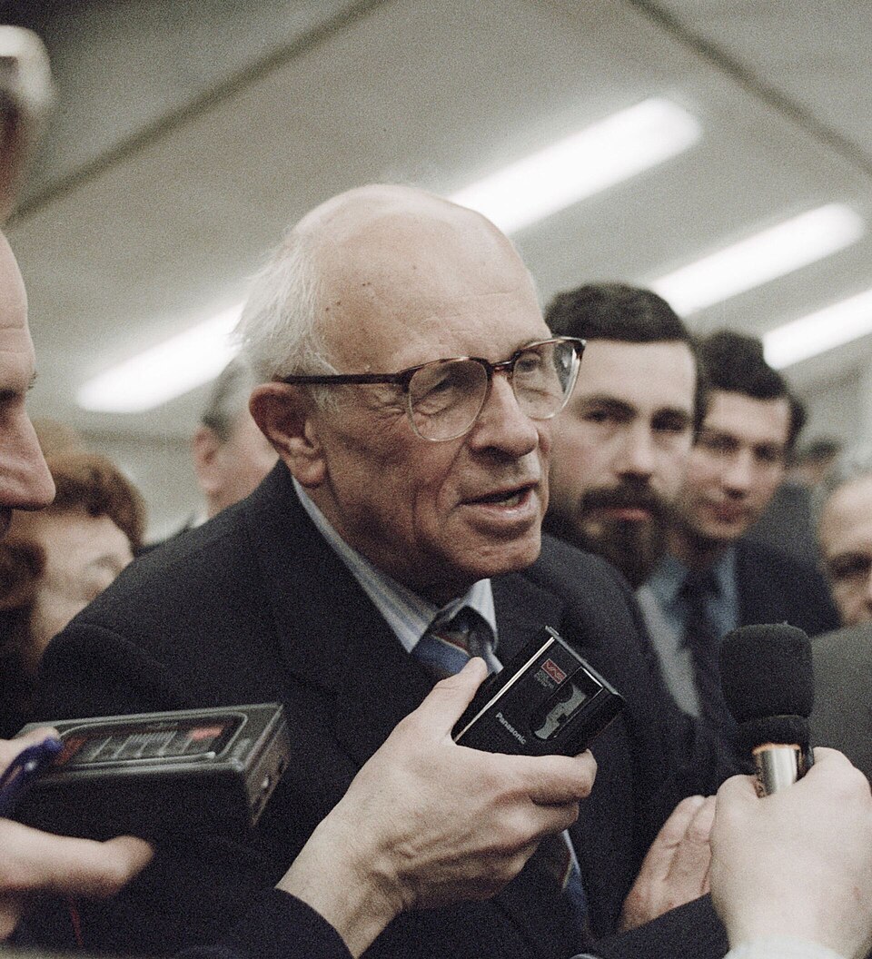А. Д. Сахаров, символ гласности и демократических перемен в СССР.