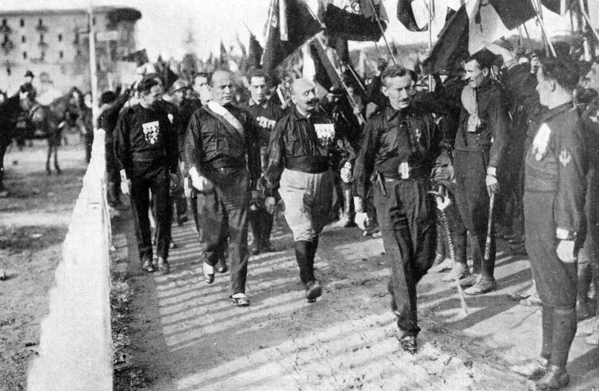 Колонны фашистов во время похода на Рим 1922 года и прихода Муссолини к власти.