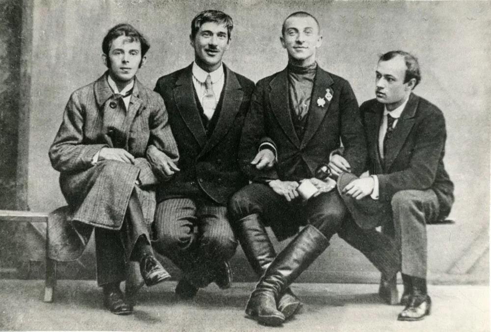 Русские писатели Серебряного века: Осип Мандельштам, Корней Чуковский, Бенедикт Лившиц и Юрий Анненков, проводы Лившица на фронт. Случайная фотография Карла Буллы, 1914