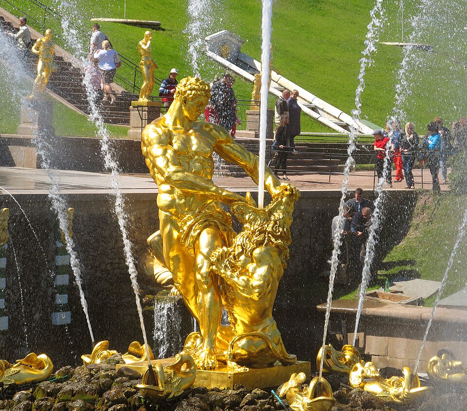 Фонтан Самсон раздирающий пасть льва. Источник: https://commons.wikimedia.org/wiki/File:Peterhof_Петергоф_Фонтан_Самсон_раздирающий_пасть_льва.jpg