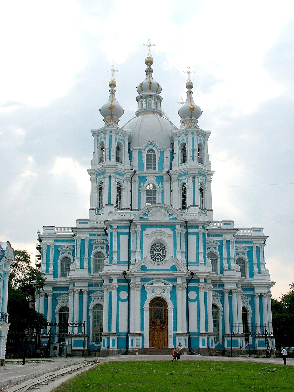 Фото Екатерининского дворца в Царском Селе. Источник: https://commons.wikimedia.org/wiki/File:Catherine_Palace_in_Tsarskoe_Selo_02.jpg