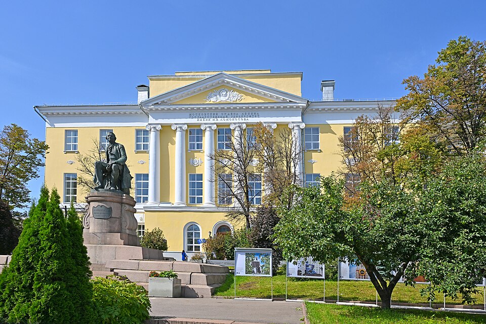 Фото старого здания МГУ на Моховой