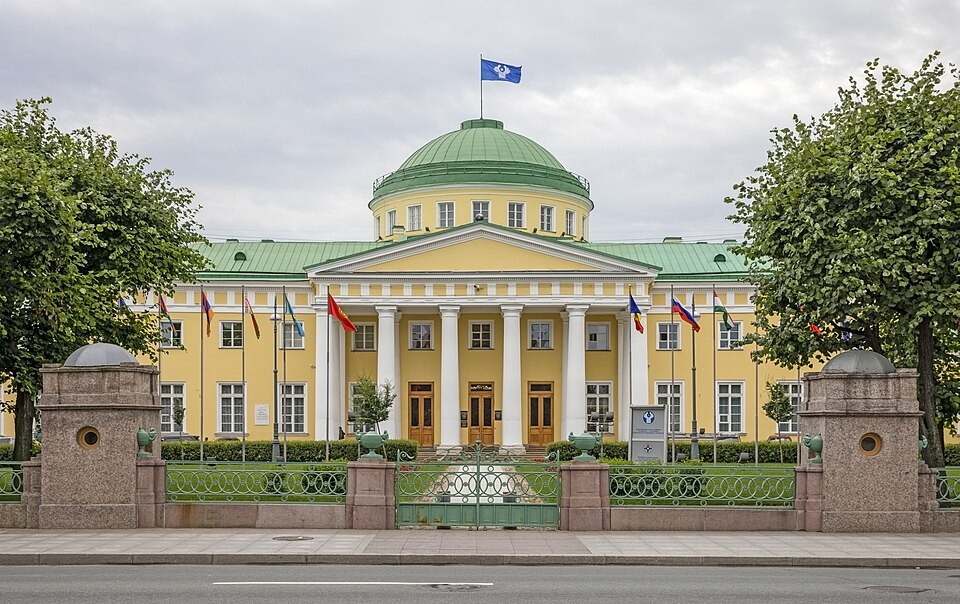 Фото Таврического дворца в Санкт-Петербурге. Источник: https://commons.wikimedia.org/wiki/File:RUS-2016-SPB-Tauride_Palace.jpg