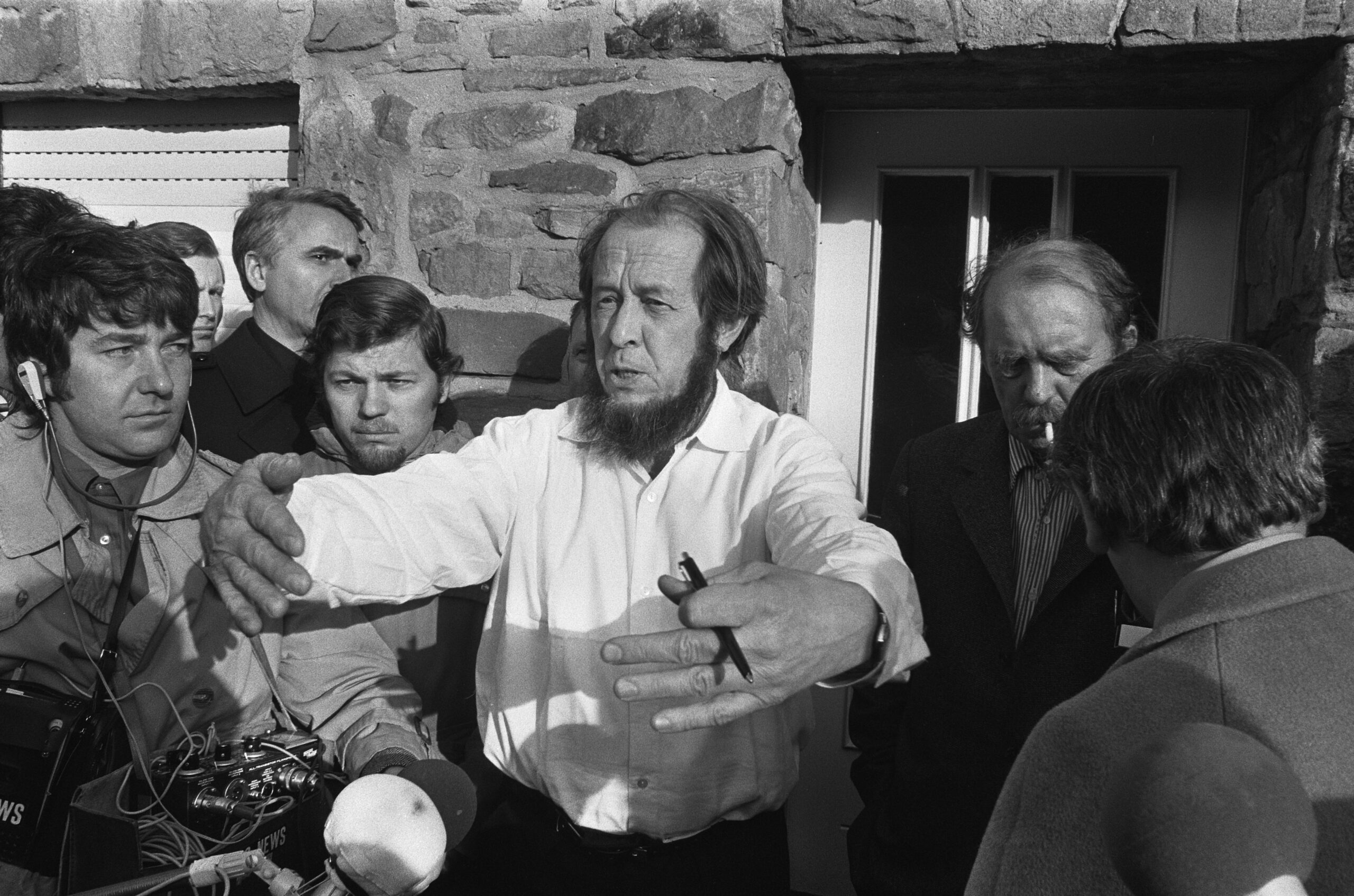 В доме Генриха Бёлля в Лангенбройхе (ФРГ), 14 февраля 1974 года